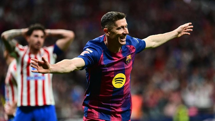Soccer Football - LaLiga - Atletico Madrid v FC Barcelona - Riyadh Air Metropolitano, Madrid, Spain - April 4, 2026 FC Barcelonas Robert Lewandowski celebrates scoring their second goal REUTERS/Juan Barbosa