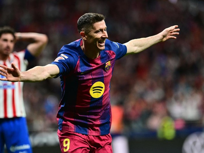 Soccer Football - LaLiga - Atletico Madrid v FC Barcelona - Riyadh Air Metropolitano, Madrid, Spain - April 4, 2026 FC Barcelona's Robert Lewandowski celebrates scoring their second goal REUTERS/Juan Barbosa