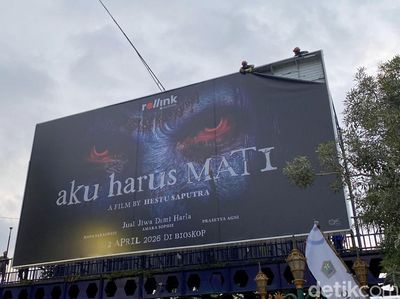 Baliho Aku Harus Mati di JPO Kayutangan Kota Malang Dicopot Satpol PP