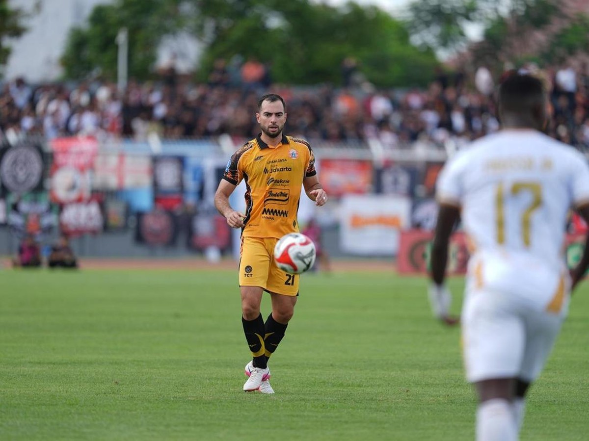 Jordi Amat mendapat kartu merah saat Persija Jakarta dikalahkan Bhayangkara FC. (Foto: dok.Persija Jakarta)