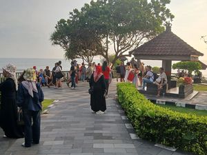 9.989 Turis Padati Tanah Lot Saat Long Weekend Paskah, Dominasi Jatim-Jateng