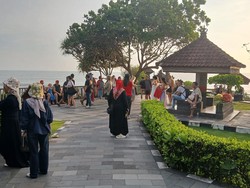 9.989 Turis Padati Tanah Lot Saat Long Weekend Paskah, Dominasi Jatim-Jateng