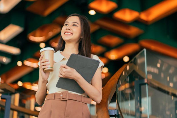 Manfaat work from cafe juga mendorong aktivitas fisik ringan seperti berjalan dan berpindah tempat.