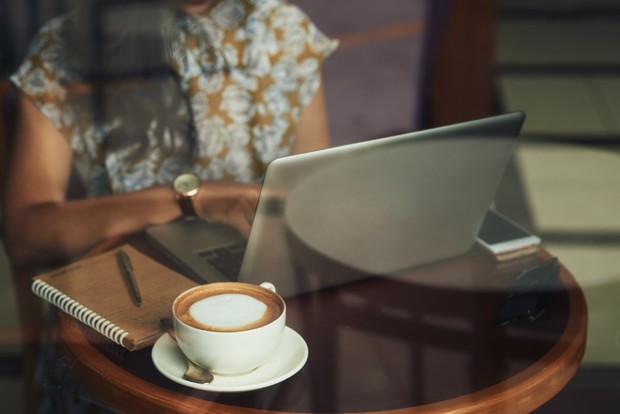 Salah satu manfaat work from cafe adalah meningkatkan kreativitas karena suasana yang lebih santai dan tidak monoton.