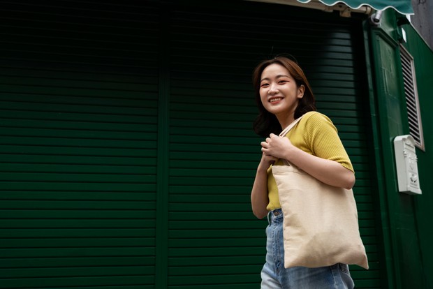 Membawa tas berat di satu bahu termasuk kebiasaan merusak postur yang dapat menyebabkan ketidakseimbangan tubuh.