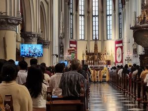 Ribuan Jemaat Khidmat Ikuti Misa Minggu Paskah di Katedral Jakarta
