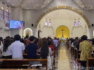 Misa Minggu Paskah di Katedral Semarang Dipadati Jemaat