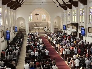 Misa Paskah di Katedral Surabaya Berlangsung Khidmat