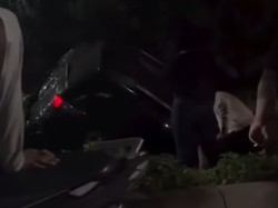 Terios Nyungsep ke Parit di Tanjung Bunga Makassar gegara Sopir Ngantuk