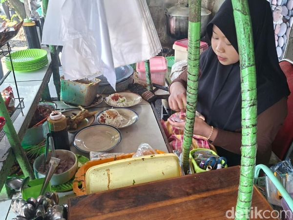 Racikan Rempah Gurih, Nasi Becek Cangkringan Nganjuk Bikin Pelanggan Ketagihan