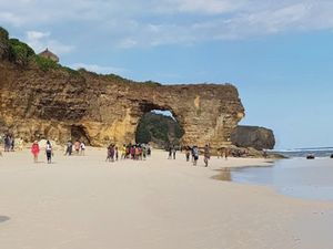 Pantai Mbawana Sumba: Rute, Tiket Masuk, dan Daya Tariknya