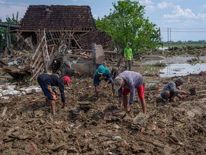 Pascabanjir Surut, Warga Demak Bersihkan Rumah Rusak