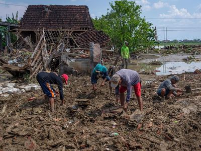Pascabanjir Surut, Warga Demak Bersihkan Rumah Rusak