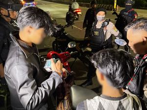 Patroli di Jaktim, Brimob Polda Metro Bubarkan Remaja yang Pesta Miras