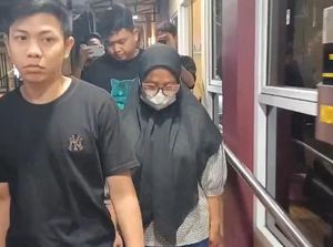 Gelapkan Uang Rp 1,1 Miliar, Bu Guru di Palembang Digiring ke Kantor Polisi