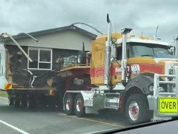 Nggak Cuma Selandia Baru, Rumah di Negara Ini Juga Pernah Melintas di Jalanan