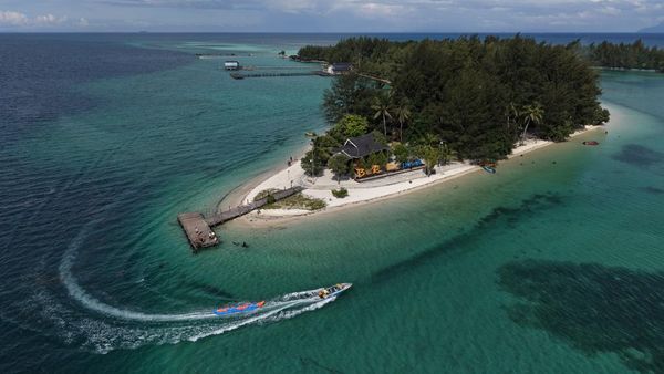 Pesona Pasir Putih Pulau Bokori Pikat Ribuan Wisatawan