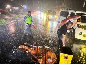 Pemotor Tewas Tergilas Truk di Jalan Denpasar-Gilimanuk Saat Hujan Lebat