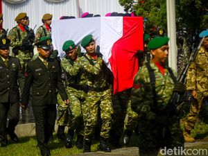 Tembakan Salvo Iringi Pemakaman Kopda Farizal Korban Ledakan di Lebanon