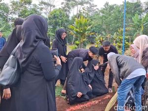 Suasana Haru di Pemakaman Pemilik Hajatan yang Tewas Dikeroyok Preman