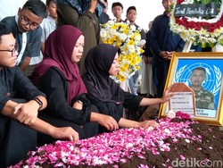 Video Tangis Duka Istri di Pemakaman Serka Ichwan