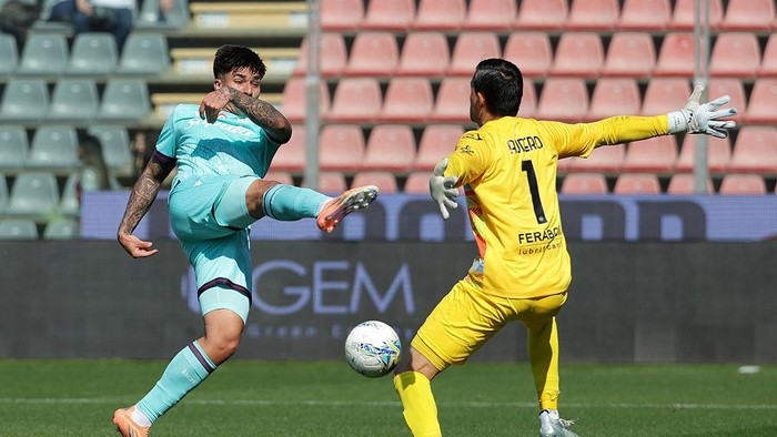 Emil Audero (kanan) saat menghalau tembakan Santiago Castro.