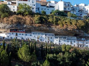 Melihat Uniknya Desa di Spanyol yang Tampak Seperti Tertimpa Batu