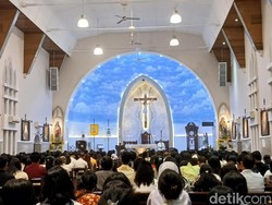 Pesan Uskup Agung Medan saat Pimpin Misa Vigili Paskah di Gereja Katedral
