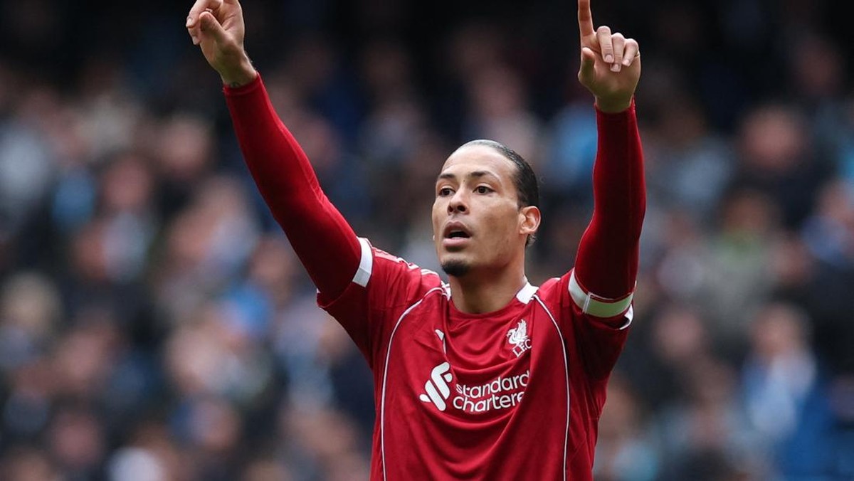 Virgil van Dijk minta maaf usai Liverpool dibantai Manchester City. (REUTERS/Phil Noble)