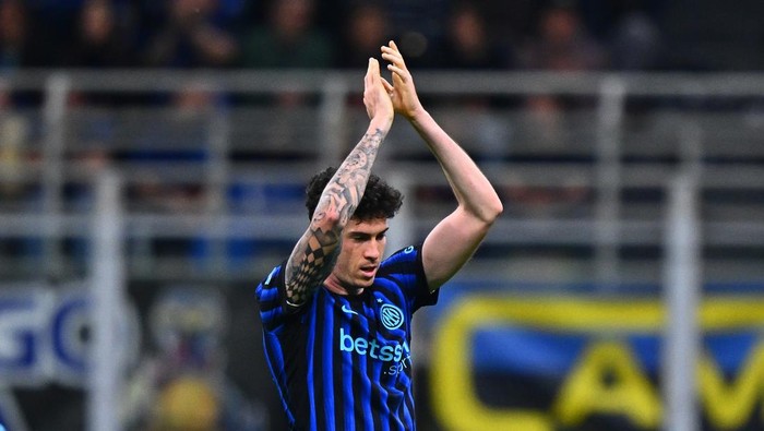 MILAN, ITALY - APRIL 05:  Alessandro Bastoni of FC Internazionale reacts during the Serie A match between FC Internazionale and AS Roma at Giuseppe Meazza Stadium on April 05, 2026 in Milan, Italy. (Photo by Mattia Pistoia - Inter/Inter via Getty Ima