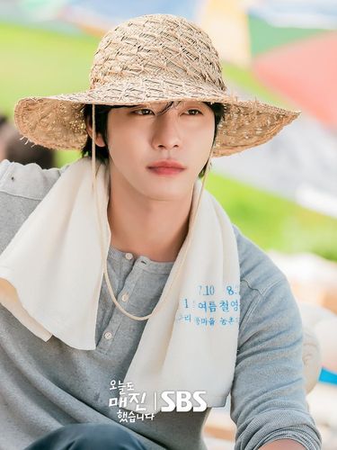 Ahn Hyo Seop berperan sebagai Matthew Lee di Sold Out on You. Ia merupakan seorang petani sekaligus CEO untuk sebuah perusahaan bahan alami.