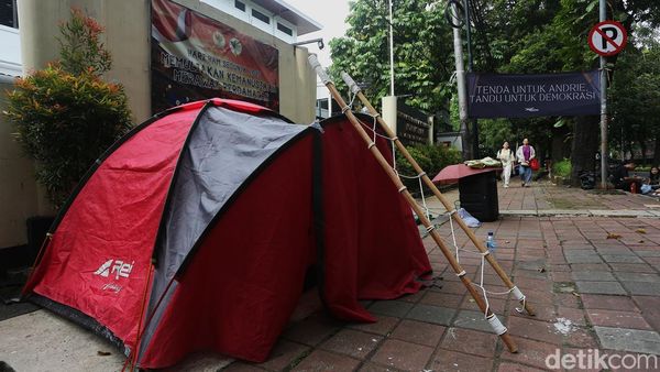 Aksi Tandu Demokrasi, Aktivis Tuntut Pengusutan Kasus Andrie Yunus