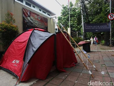 Aksi Tandu Demokrasi, Aktivis Tuntut Pengusutan Kasus Andrie Yunus