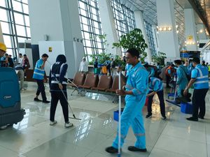 Gerak Cepat Petugas Tangani Atap Jebol di Bandara Soetta