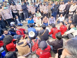 Tak Tahu JDIH, Anggota DPRD Kaltara Dikuliahi Mahasiswa Peserta Aksi