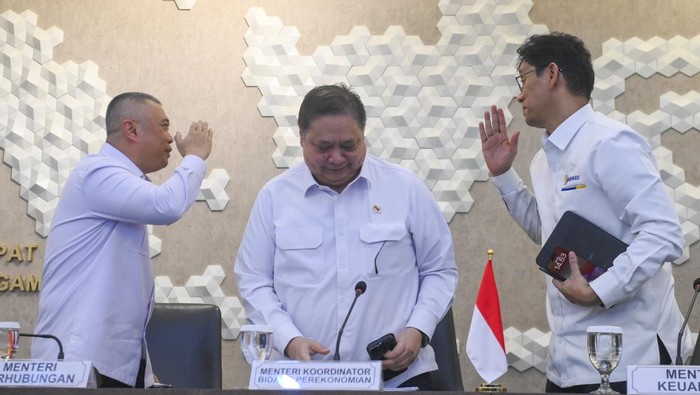 BBM bersubsidi tidak naik hingga akhir 2026 Menko Perekonomian Airlangga Hartarto (tengah) berbareng Menteri Keuangan Purbaya Yudhi Sadewa (kanan) dan Menteri Perhubungan Dudy Purwagandhin (kiri) berbincang sebelum menyampaikan keterangan pers mengenai kebijakan transportasi dan BBM di Jakarta, Senin (6/4/2026). Pemerintah memastikan tidak bakal ada kenaikan nilai BBM bersubsidi hingga akhir 2026 guna menjaga stabilitas ekonomi dan daya beli masyarkat. ANTARA FOTO/Hafidz Mubarak A/agr