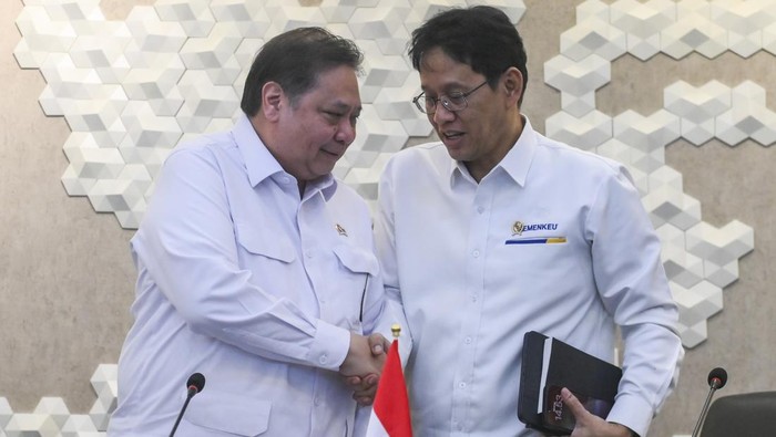 BBM bersubsidi tidak naik hingga akhir 2026 Menko Perekonomian Airlangga Hartarto (kiri) berbincang dengan Menteri Keuangan Purbaya Yudhi Sadewa (kanan) saat konvensi pers mengenai kebijakan transportasi dan BBM di Jakarta, Senin (6/4/2026). Pemerintah memastikan tidak bakal ada kenaikan nilai BBM bersubsidi hingga akhir 2026 guna menjaga stabilitas ekonomi dan daya beli masyarkat. ANTARA FOTO/Hafidz Mubarak A/agr