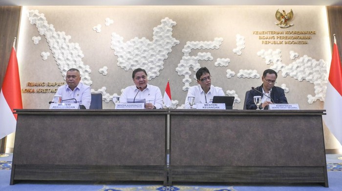 Menko Perekonomian Airlangga Hartarto (kedua kiri) berbareng Menteri Keuangan Purbaya Yudhi Sadewa (kedua kanan) Menteri Perhubungan Dudy Purwagandhin (kiri) dan Deputi bagian Perekonomian Setkab Satya Bhakti Parikesit (kanan) memberikan keterangan pers mengenai kebijakan transportasi dan BBM di Jakarta, Senin (6/4/2026). Pemerintah memastikan tidak bakal ada kenaikan nilai BBM bersubsidi hingga akhir 2026 guna menjaga stabilitas ekonomi dan daya beli masyarkat. ANTARA FOTO/Hafidz Mubarak A/agr