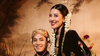 Foto Prewedding 2 Konsep Teuku Rassya, Tradisional Hingga Modern yang Elegan