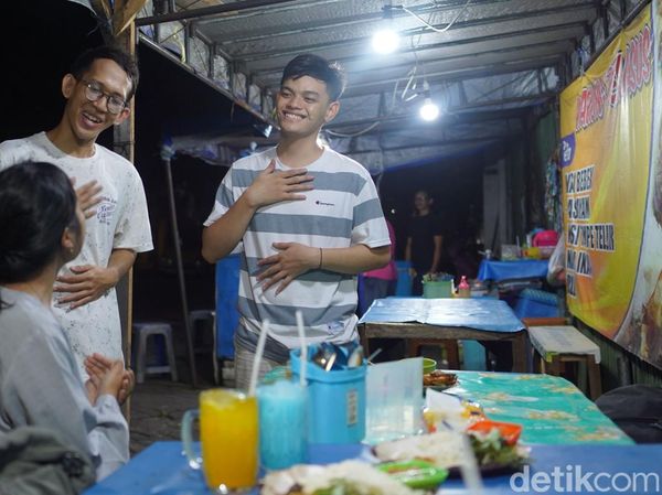 Dalam Sunyi yang Sigap, Teman Tuli Jadi Andalan di Warung Penyetan Pegasus