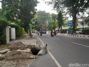 Warga Medan Keluhkan Lubang-lubang Menganga di Tepi Jalan Imam Bonjol