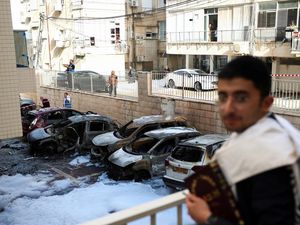 Penampakan Mobil-mobil Hangus di Israel Imbas Serangan Rudal Iran