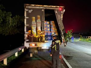 Sopir Ngantuk Berujung Truk Terguling di Tol Gempas