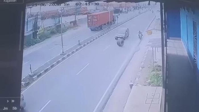 Korban saat terhantam ban saat melintas di Pantura Cirebon