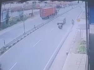Ngeri! Ban Truk Kontainer Copot Hantam Pemotor di Jalur Pantura Cirebon