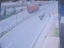 Ngeri! Ban Truk Kontainer Copot Hantam Pemotor di Jalur Pantura Cirebon