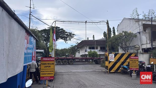 Ledakan teras terjadi di area pabrik pengolahan besi di Jalan Brigjen Katamso, Kelurahan Janti, Kecamatan Waru, Kabupaten Sidoarjo, Senin (6/4). Tiga orang dilaporkan luka-luka.