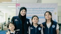 Momen Natasha Rizki dan Ketiga Anak Berbagi Kasih Sayang di RSCM