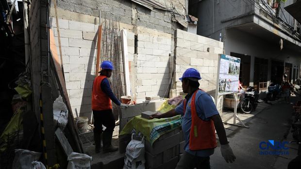 Pekerja menyelesaikan proyek pembaharuan kediaman di area Menteng Tenggulun, Jakarta, Senin  (6/4/2026). (CNBC Indonesia/Tri Susilo)