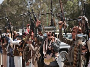 Panas! Houthi Tembakkan Rudal, Larang Kapal Israel Berlayar di Laut Merah